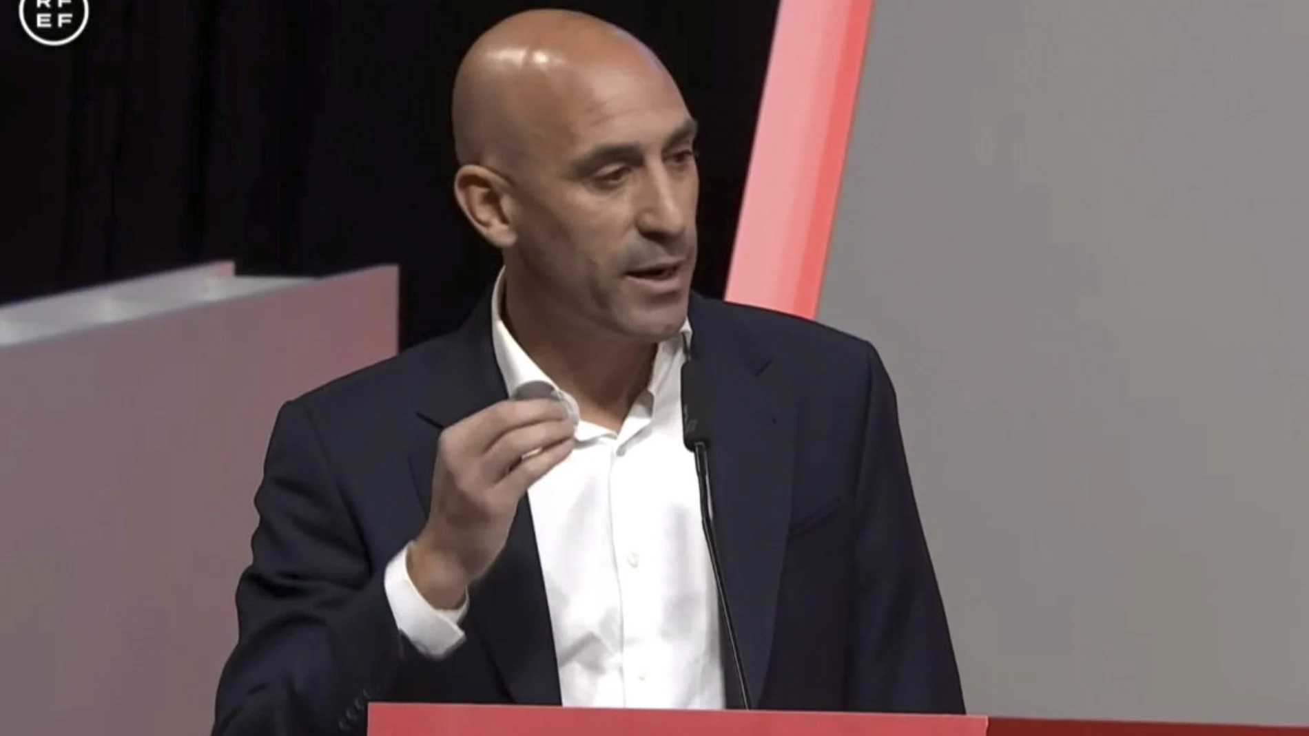 MADRID, 25/08/2023.- El presidente de la Real Federación Española de Fútbol, Luis Rubiales, durante su intervención en la Asamblea General de dicho organismo en la que ha anunciado que no dimitirá de su cargo tras la polémica por el beso que dio a la futbolista Jenni Hermoso al ganar el Mundial femenino, que ha definió como "espontáneo, mutuo, eufórico y consentido" aunque ha pedido disculpas "por el contexto en el que se produjo".. EFE/ RFEF/SOLO USO EDITORIAL/SOLO DISPONIBLE PARA ILUSTRAR LA NOTICIA QUE ACOMPAÑA (CRÉDITO OBLIGATORIO)
