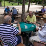 Un grupo de jubilados juega a las cartas