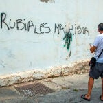 Aparecen pintadas contra Rubiales en las inmediaciones del estadio de Motril