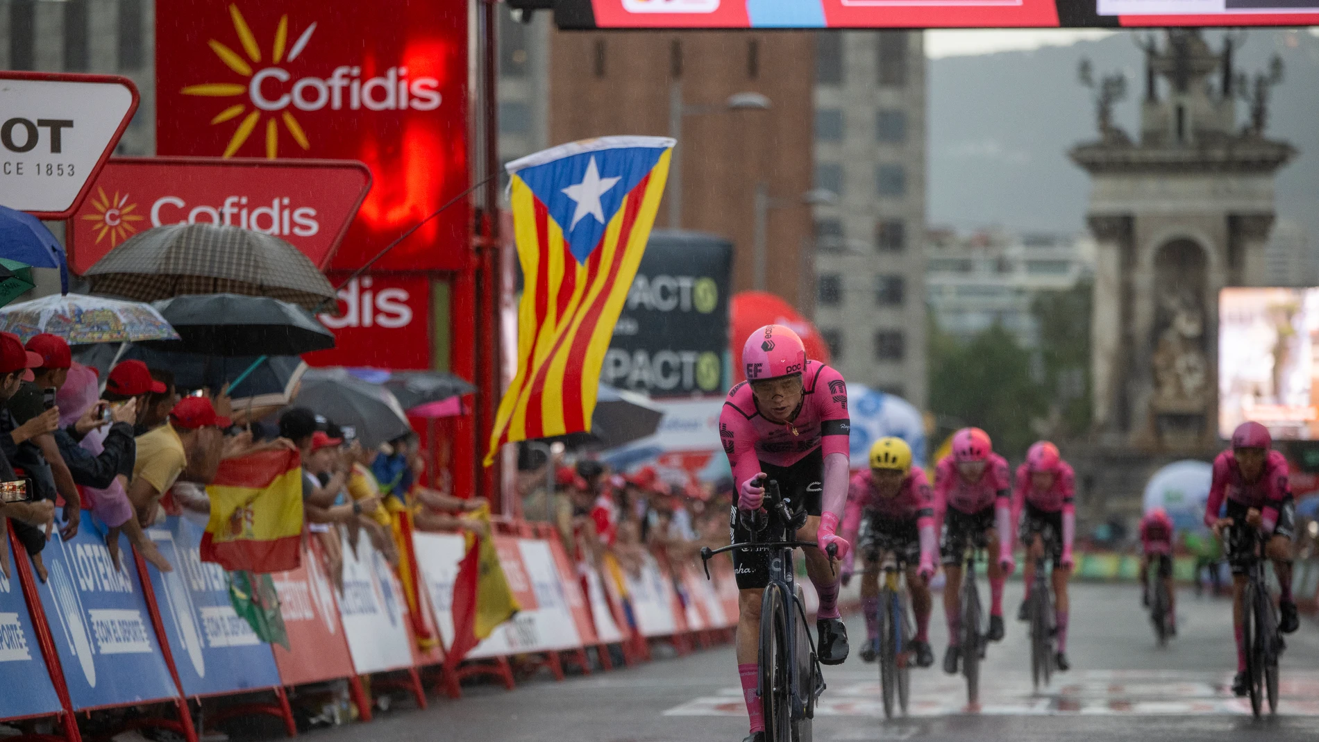 Primera jornada de La Vuelta ciclista, una contrarreloj por las calles de Barcelona (Catalunya, España) el 26 de agosto de 2023. El equipo neerlandés ha ganado con un tiempo de 17:30, por 52 centésimas sobre el Movistar Team, y ha puesto líder al italiano Lorenzo Milesi. Lorena Sopêna / Europa Press 26/08/2023