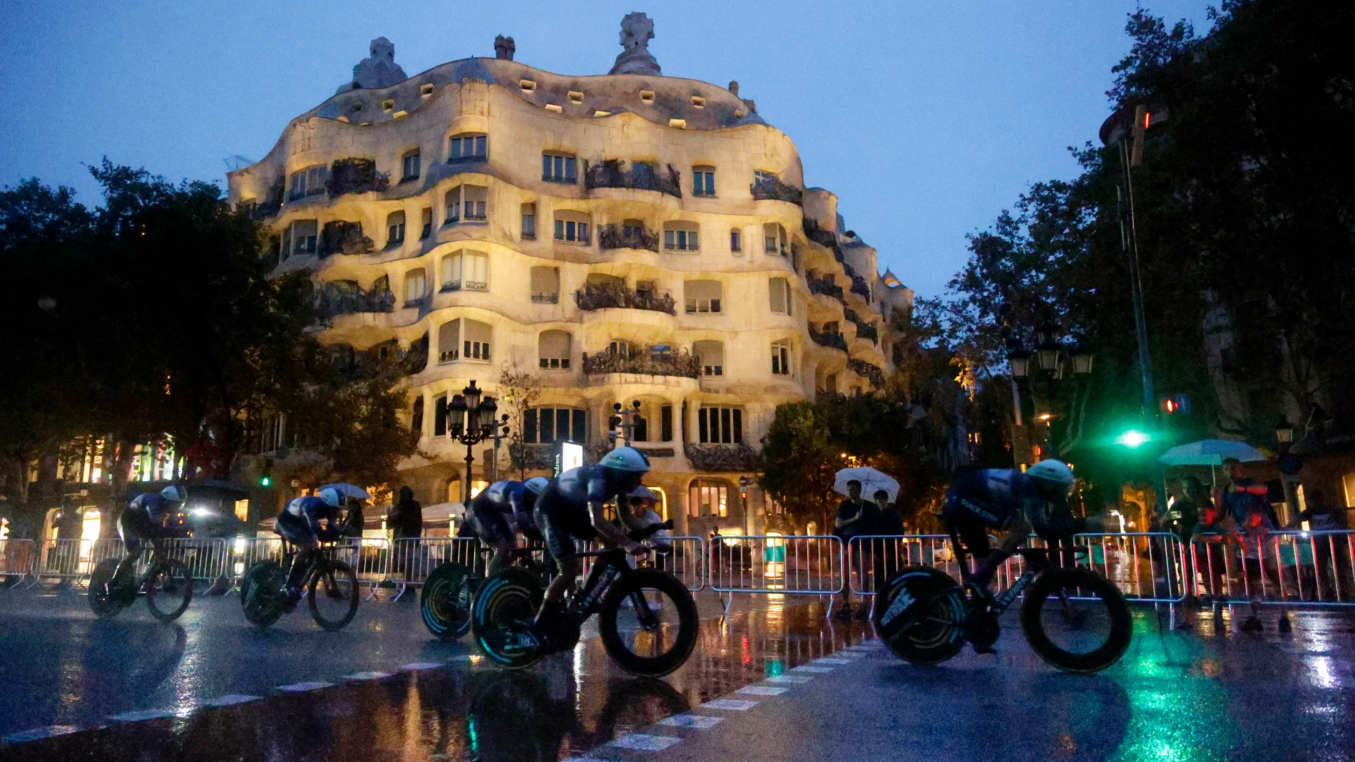 BARCELONA, 26/08/2023.- Los corredores del Soudal Quick-Step pasan por delante de la Pedrera durante la primera etapa de La Vuelta a España, una contrarreloj por equipos de 14,8 kilómetros que transcurre por las calles de Barcelona. EFE/ Quique García