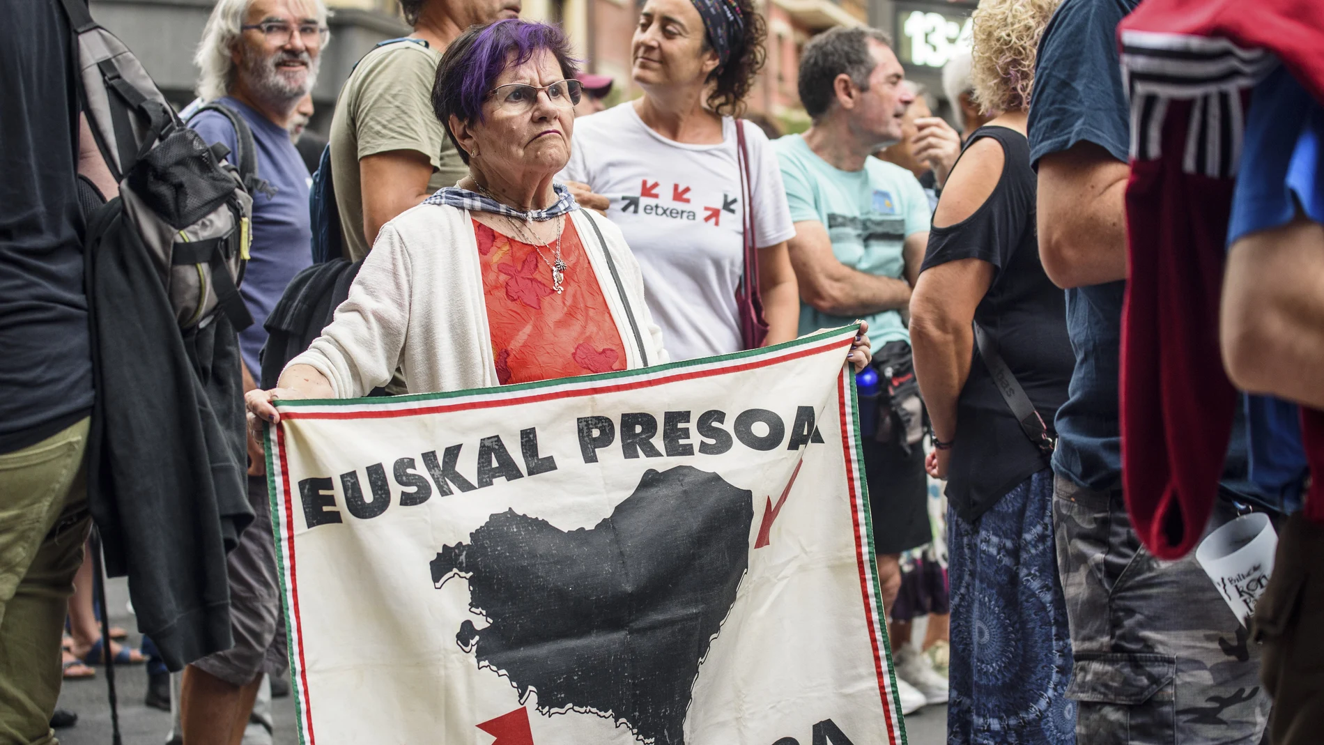 Manifestación convocada por la red de apoyo a los presos de ETA Sare ue ha recorrido las calles de Bilbao en el Día Grande de las fiestas de la capital vizcaína este viernes.