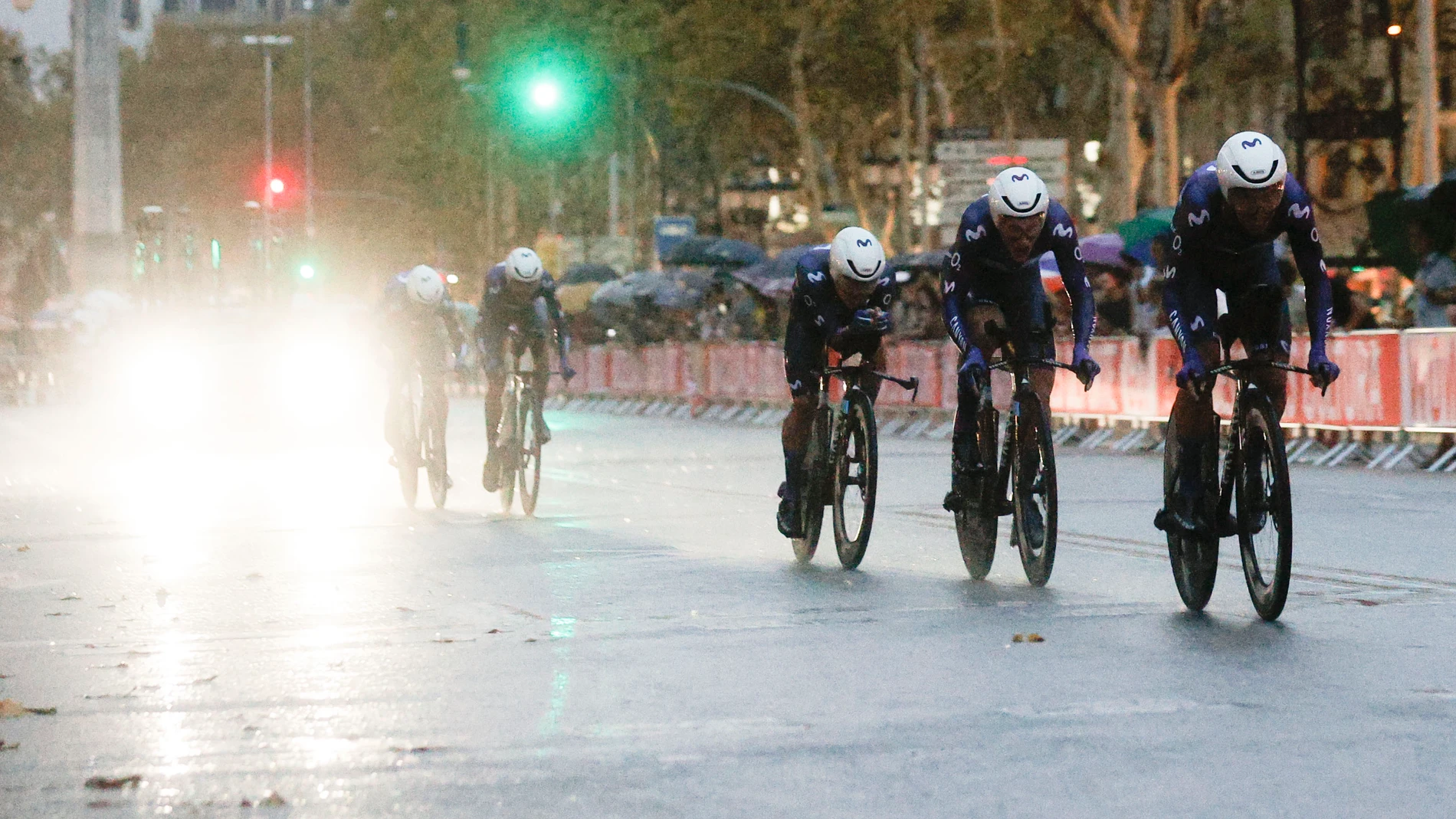 BARCELONA, 26/08/2023.- Los corredores del Movistar durante la primera etapa de la Vuela Ciclista a España, una contrarreloj por equipos que se disputa este sábado en Barcelona. EFE/Toni Albir