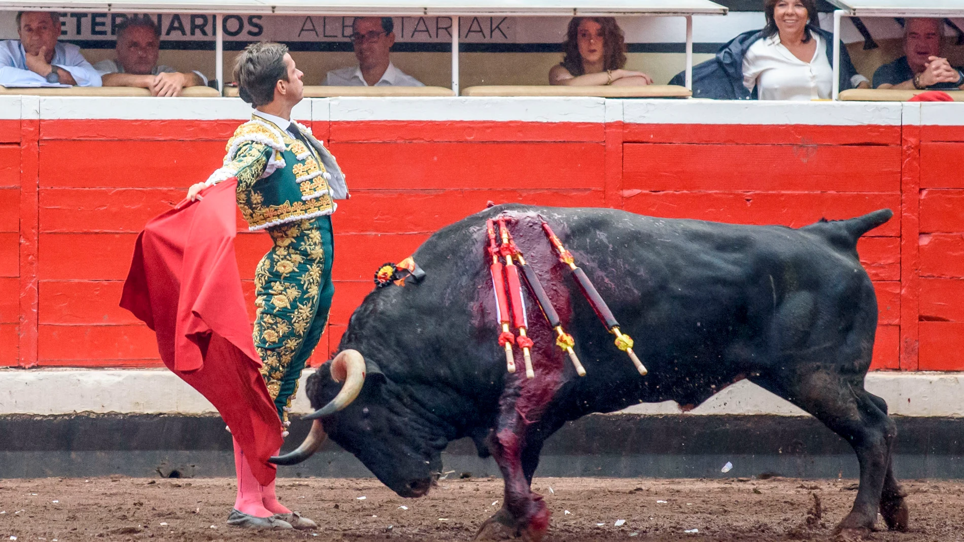 Bilbao, 26/08/2023.- El torero Julián López "El Juli" con el primero de los de su lote, reses de Victoriano del Río, durante la corrida de la Feria de Bilbao celebrada este sábado en la plaza de toros de Vistalegre. EFE/Javier Zorrilla
