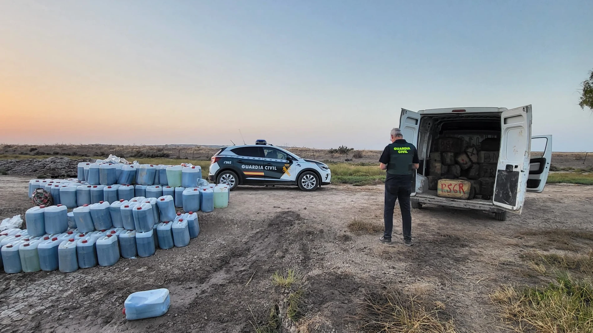 Un agente de la Guardia Civil resultó herido por arma de fuego en una mano este domingo durante una operación en la que se abortó un alijo de más de 3.370 kilos de hachís en el río Guadalquivir, a la altura de Trebujena (Cádiz), ha informado la Guardia Civil. EFE/ Guardia Civil **SOLO USO EDITORIAL / SOLO DISPONIBLE PARA ILUSTRAR LA NOTICIA QUE ACOMPAÑA (CRÉDITO OBLIGATORIO)**