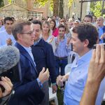 El presidente del PP y de la Junta de Castilla y León, Alfonso Fernández Mañueco, saluda al líder nacional