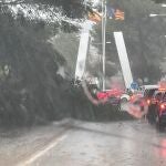 Una mujer embarazada, herida al caerle un letrero encima debido al temporal, en Calvià (Mallorca)