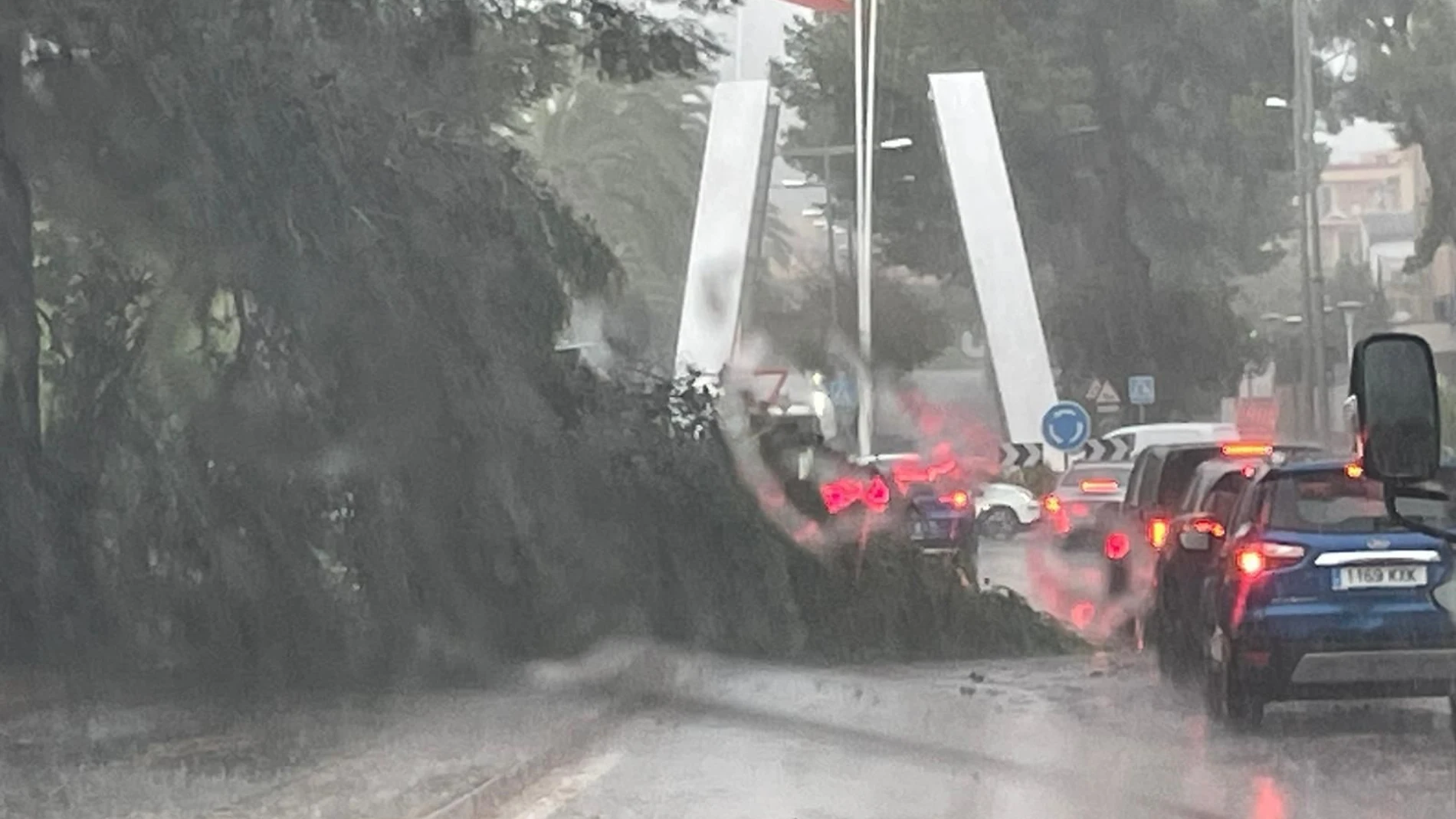 Una mujer embarazada, herida al caerle un letrero encima debido al temporal, en Calvià (Mallorca)