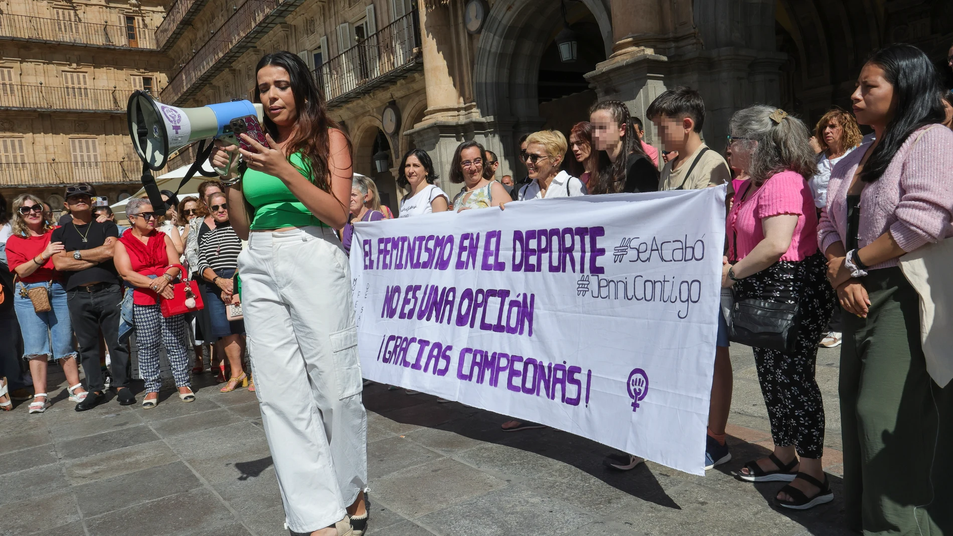 SALAMANCA. 27-08-2023.- El Movimiento feminista de Salamanca ha llevado a cabo en la Plaza Mayor una concentración bajo el lema "el feminismo en el deporte no es una opción". A través de un manifiesto leído durante el acto y donde se ha criticado a Luis Rubiales se ha exigido que "las situaciones de abuso de poder no vuelvan a repetirse ni en el deporte.- EFE/JMGARCIA