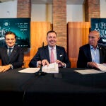El director de Fundos, José María Viejo, el responsable de Cultura y Patrimonio de la fundación, Raúl Fernández, y el alcalde de León, José Antonio Diez, presentan la II edición de la Feria Modernista de León