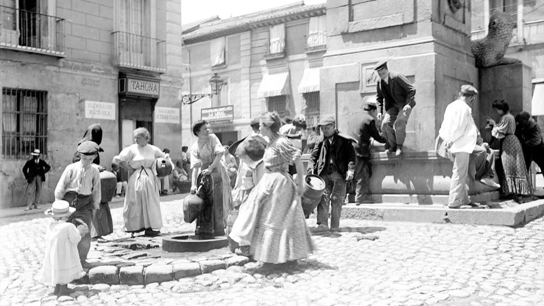 En la Fuentecilla, hacia 1910. El agua procedía del viaje de la Fuente de la Reina.