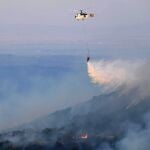 Un helicóptero contraincendios descarga agua en Leptokarya (Evros)