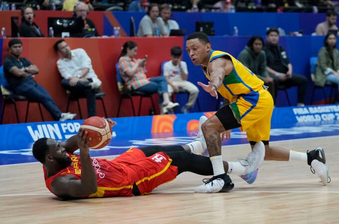 Uno de los robos de Usman Garuba ante Brasil