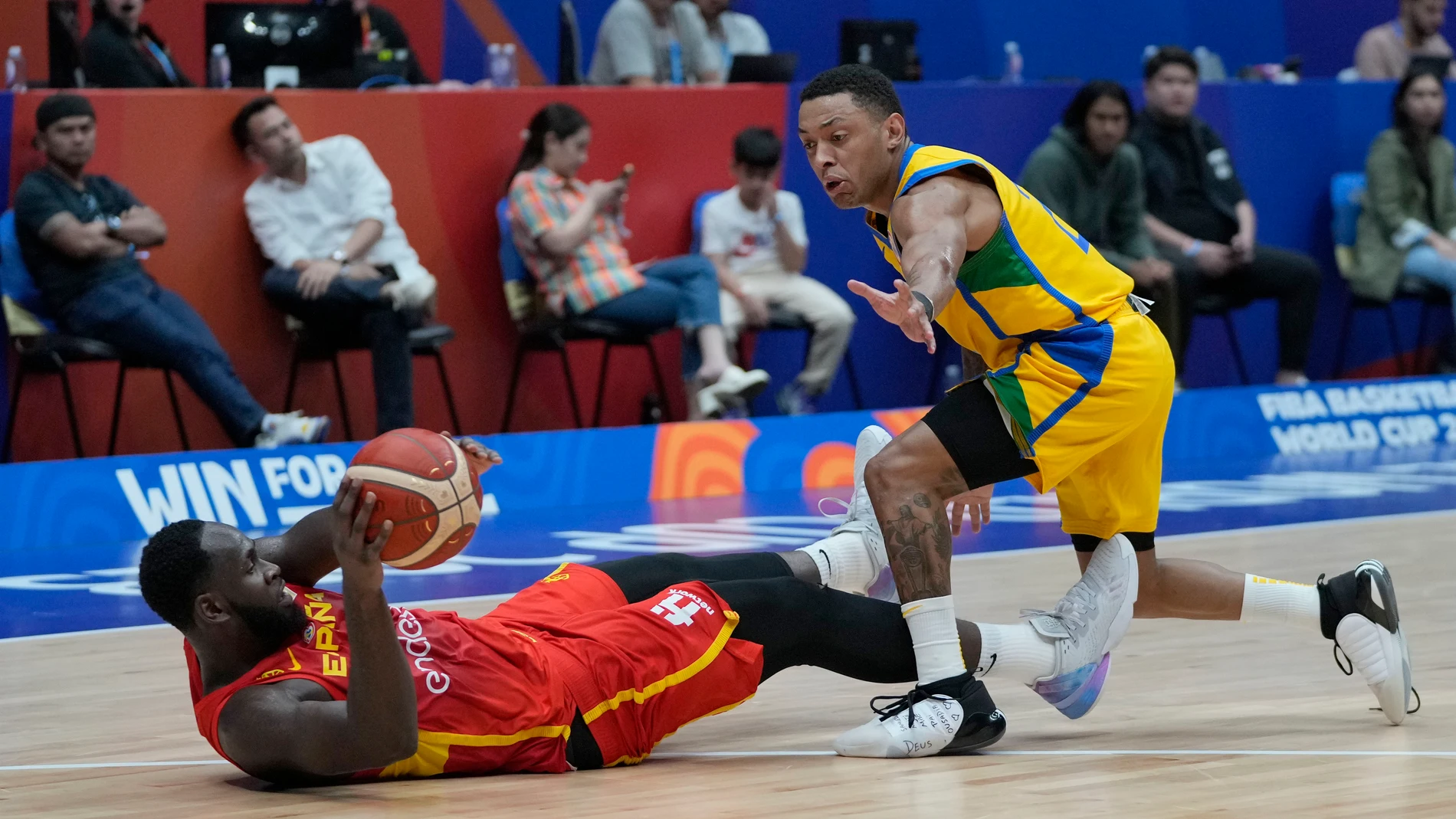 Uno de los robos de Usman Garuba ante Brasil