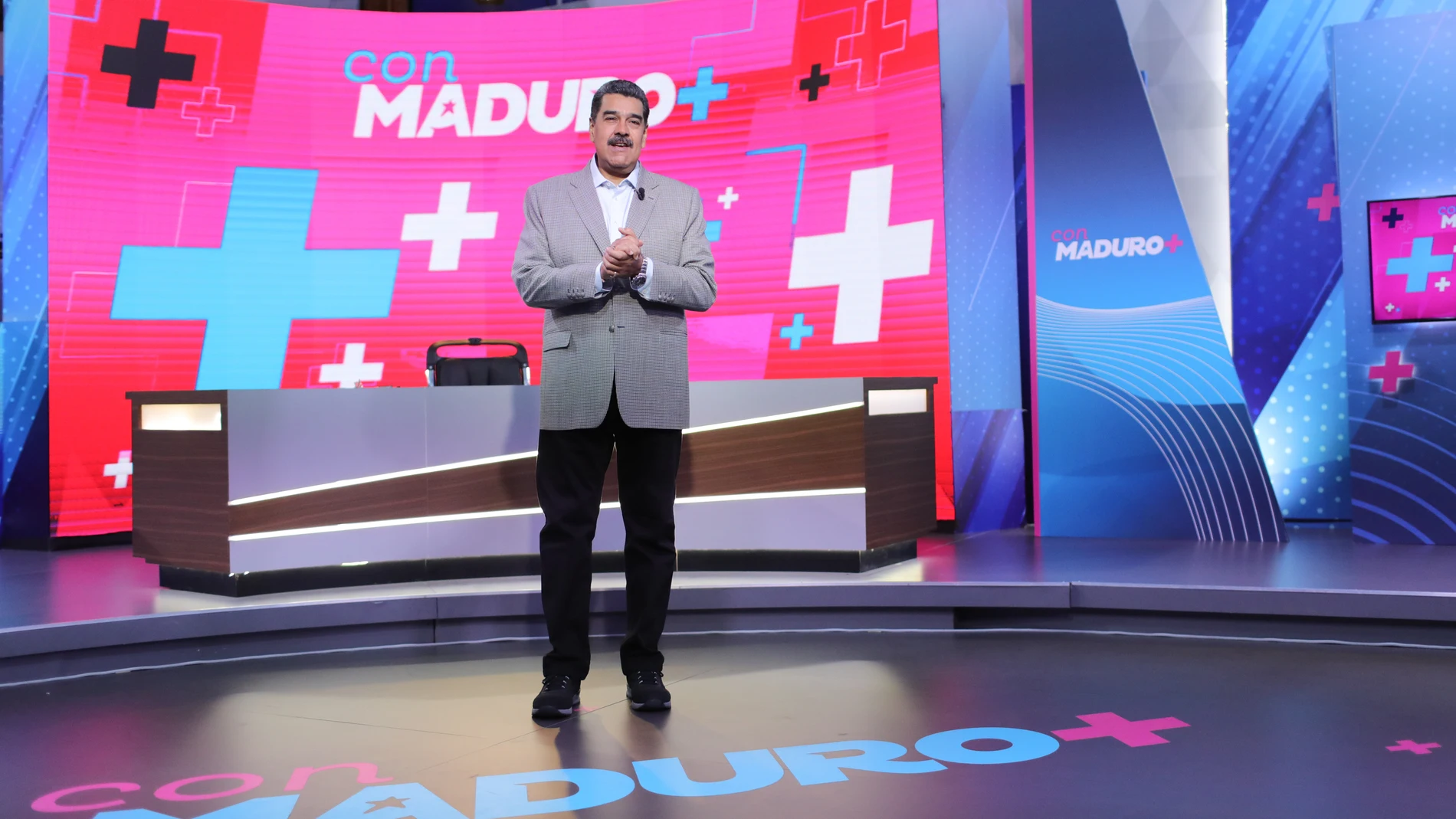 AME5038. CARACAS (VENEZUELA), 28/08/2023.- Fotografía cedida por Prensa Miraflores donde se observa al presidente venezolano, Nicolás Maduro en su programa de televisión "Con Maduro +" en Caracas, (Venezuela). El presidente de Venezuela, Nicolás Maduro, ordenó este lunes al nuevo ministro de Industrias, José Félix Rivas, avanzar en la "integración económica profunda" con Colombia y Brasil, lo que consideró clave para el desarrollo de la nación caribeña. EFE/ Prensa Miraflores/ SOLO USO EDITOR...