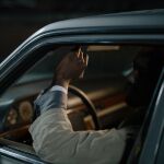¿Te pueden multar por conducir con el codo en la ventanilla?