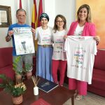 La delegada territorial de la Junta en Valladolid, Raquel Alonso, recibe a José Luis Vaquero, presidente del Club Atletismo Fuensaldaña y organizador de la marcha, y a Alicia Pastor y Lorena García