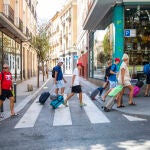 Turistas con maletas por una calle de Madrid
