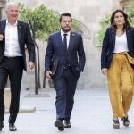 GRAFCAT3326. BARCELONA (ESPAÑA), 29/08/2023.-El presidente catalán, Pere Aragonès (c), junto a la consellera de la Presidencia Laura Vilagrà (d) y el conseller de Ación Climàtica, David Mascort (i), se dirigen a la reunión de la Comisión Interdepartamental de la Sequía celebrada este martes en el Palau de la Generalitat. EFE/Quique García