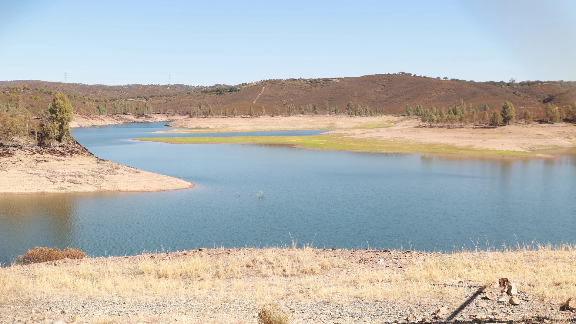 Vista general del Pantano de Aznalcóllar, a 29 de agosto de 2023 en Sevilla (Andalucía, España). La Diputación de Sevilla ha convocado para este martes una sesión de la Mesa Provincial de la Sequía con el fin de evaluar la situación hidrológica de la provincia al inicio del curso.29 AGOSTO 2023Rocío Ruz / Europa Press29/08/2023