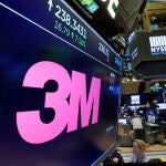El logotipo de la multinacional 3M en una pantalla de la bolsa de Nueva York en una imagen de archivo