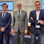  El presidente de la Diputación de Salamanca, Javier Iglesias, acompañado por el CEO de Startup Olé, Emilio Corchado, y el diputado de Empleo y Desarrollo Rural, Antonio Labrador, presentan la iniciativa