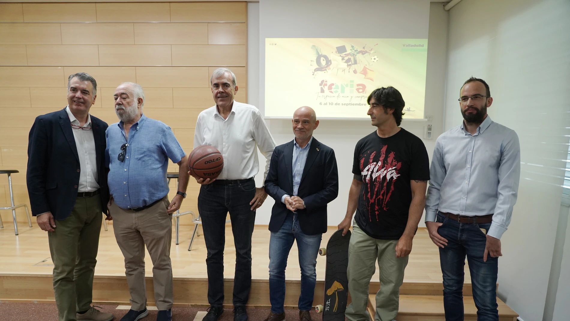 El presidente de la Cámara de Valladolid, Víctor Caramanza, y el director de la Feria, Alberto Alonso, presentan el certamen