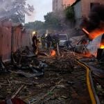 Los bomberos trabajan en el lugar de un ataque con misiles en Kyiv (Kiev), Ucrania