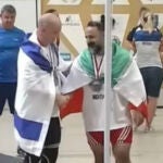 Mostafa Rajai saluda al atleta israelí Maksim Svirsky