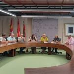 La delegada territorial de la Junta, Leticia García, acompañada de la jefa del Servicio Territorial de Agricultura, Ganadería y Desarrollo Rural, Rosa Alonso, y el jefe de la Sección de Sanidad Animal, José Emilio Yanes, se reúnen con los ganaderos
