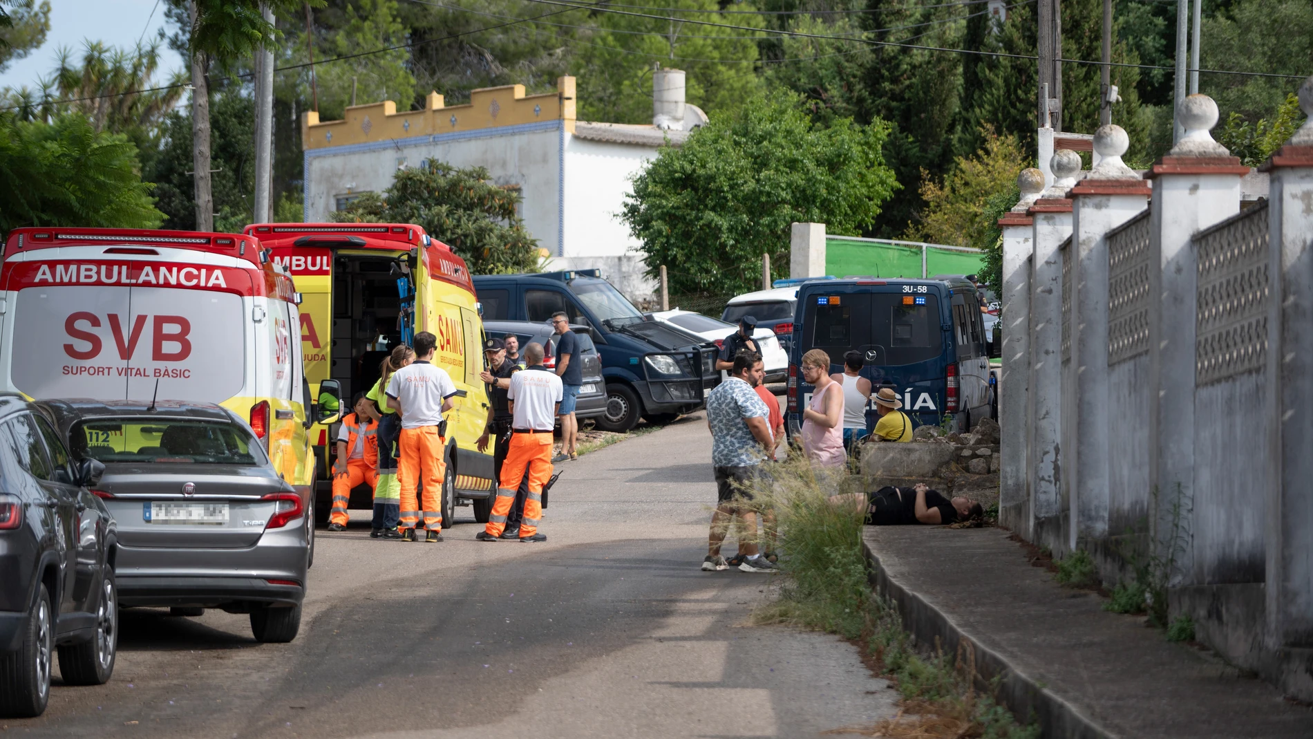 Unidades de ambulancia en las inmediaciones donde un policía retirado se ha atrincherado en una vivienda con rehenes, a 30 de agosto de 2023, en Alzira, Valencia, Comunidad Valenciana (España). Un policía retirado se ha atrincherado hoy por la mañana en una vivienda de Alzira (Valencia) con rehenes en el interior, entre los que presuntamente se ha encontrado su exmujer, según han confirmado a Europa Press fuentes de la investigación. Agentes de la Policía Nacional han mantenido un operativo p...