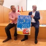 El alcalde de Ponferrada, Marco Morala (C), junto al concejal de Fiestas, Carlos Cortina (D), y el concejal de Desarrollo Económico e Industrial y Comercio, David Pacios (I), durante la presentación de las Fiestas de la Encina