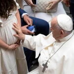 El papa Francisco saluda a los fieles este miércoles mientras dirige la audiencia general semanal en la sala Paolo VI de la Ciudad del Vaticano