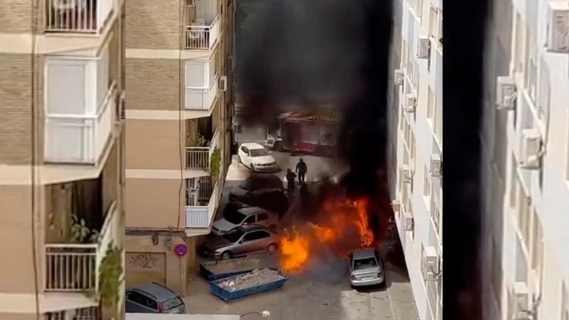 Un vehículo ardiendo en Sevilla