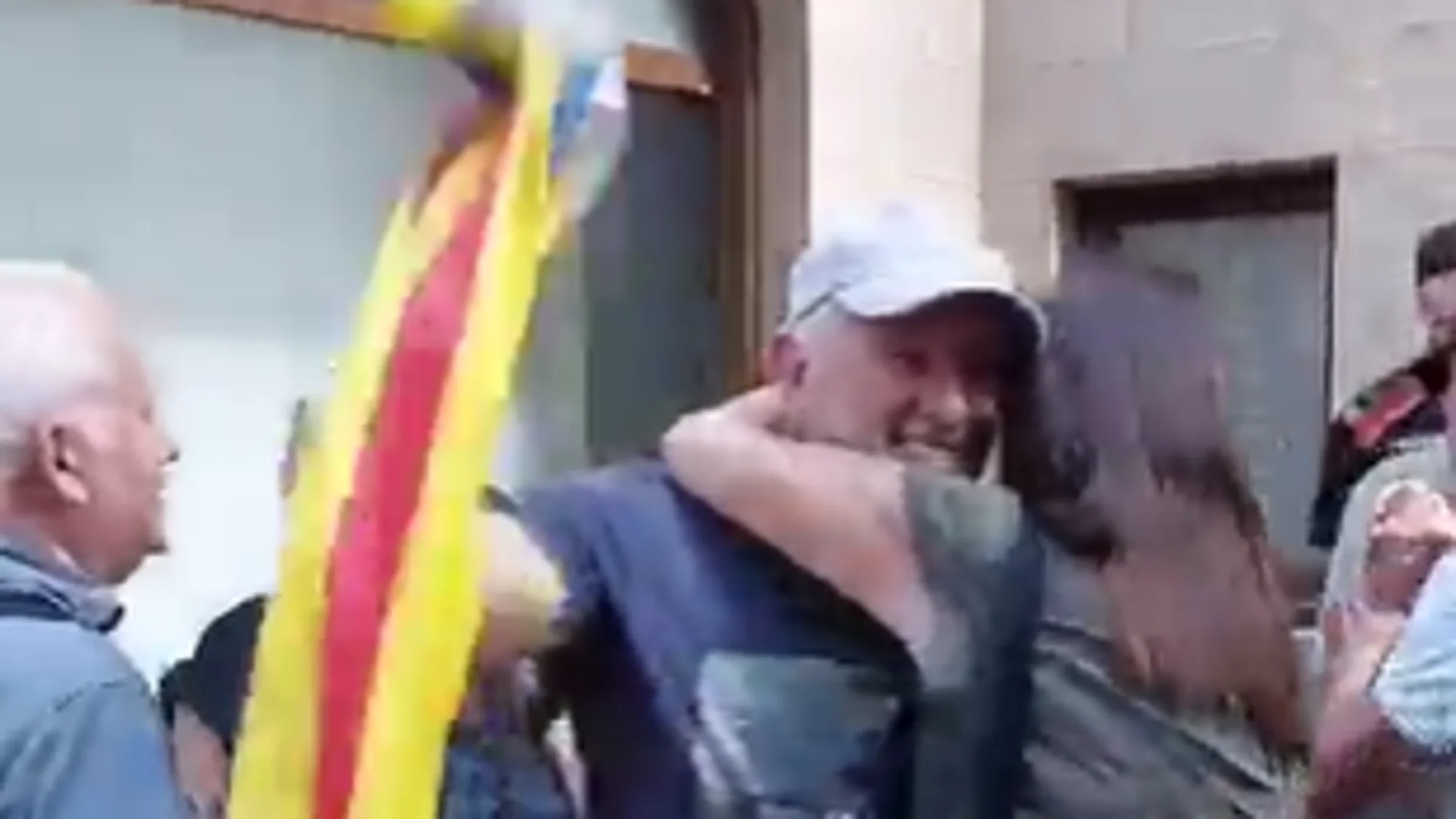 Vídeo: Independentistas recibidos como héroes tras el intento de boicotear LaVuelta con 400 litros de aceite