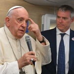 El Papa Francisco se dirige a un grupo de periodistas a bordo del avión papal que se dirige a Mongolia
