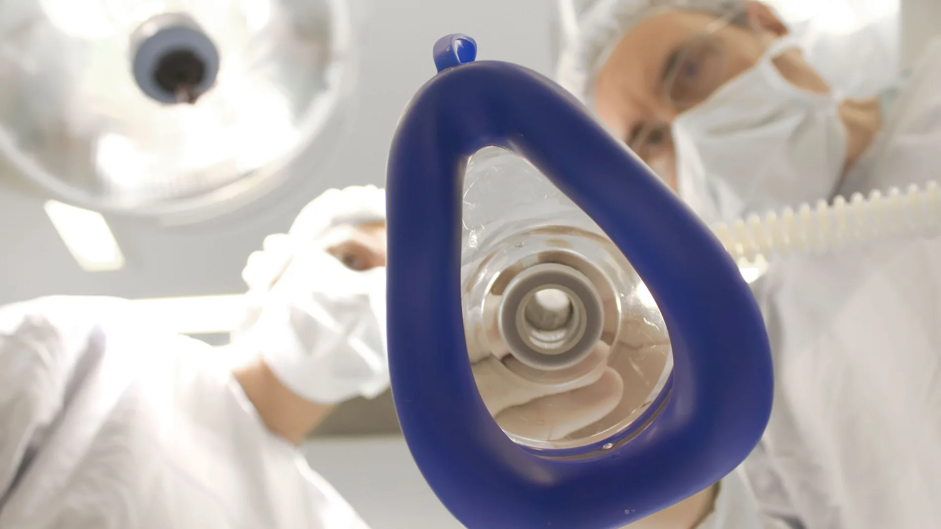 Anestesistas en quirófano