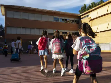 Un grupo de niños camino del colegio Un grupo de niños camino del colegio