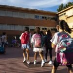 Un grupo de niños camino del colegio