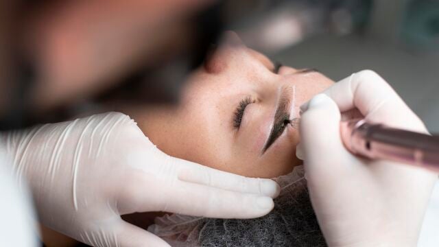 La principal ventaja del implante frente al «microblading» es que aporta resultados naturales y permanentes