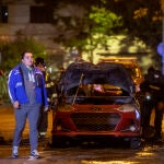 Un auto incendiado y varias explosiones en una zona comercial del centro de Quito