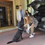 La infanta Sofía acompañada por los reyes Felipe y Letizia, antes de ingresar hoy martes en el UWC Atlantic College de Gales (Reino Unido) para comenzar el primero de los dos cursos de bachillerato, al igual que hizo su hermana, la princesa Leonor. 