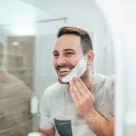Un hombre afeitándose