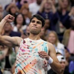 Alcaraz celebra con el público de Arthur Ashe su victoria en segunda ronda