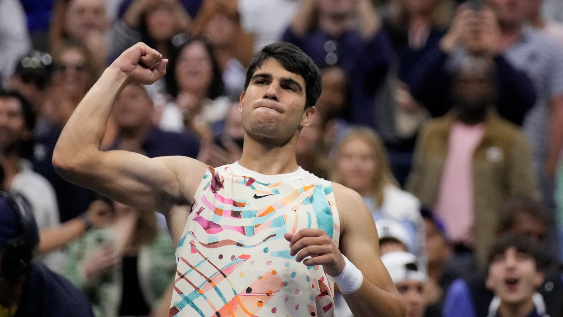 Alcaraz celebra con el público de Arthur Ashe su victoria en segunda ronda