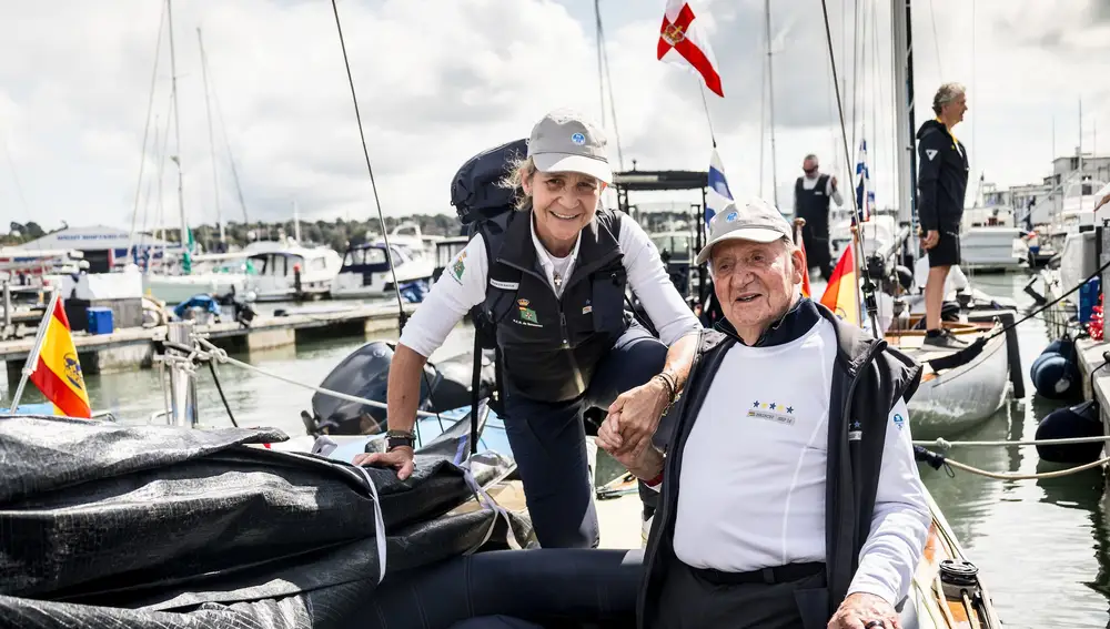 El rey emérito Juan Carlos I (d), junto a su hija Elena (i), entrena este viernes en Cowes (Reino Unido) para participar a partir del lunes próximo, con el velero “Bribón”, en el campeonato mundial de vela de la clase 6m que va a celebrarse en la isla de Wight hasta el 8 de septiembre, y donde, a sus 85 años, aspira a volver a conquistar el título por tercera vez.