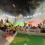 Los aficionados moviendo las banderas