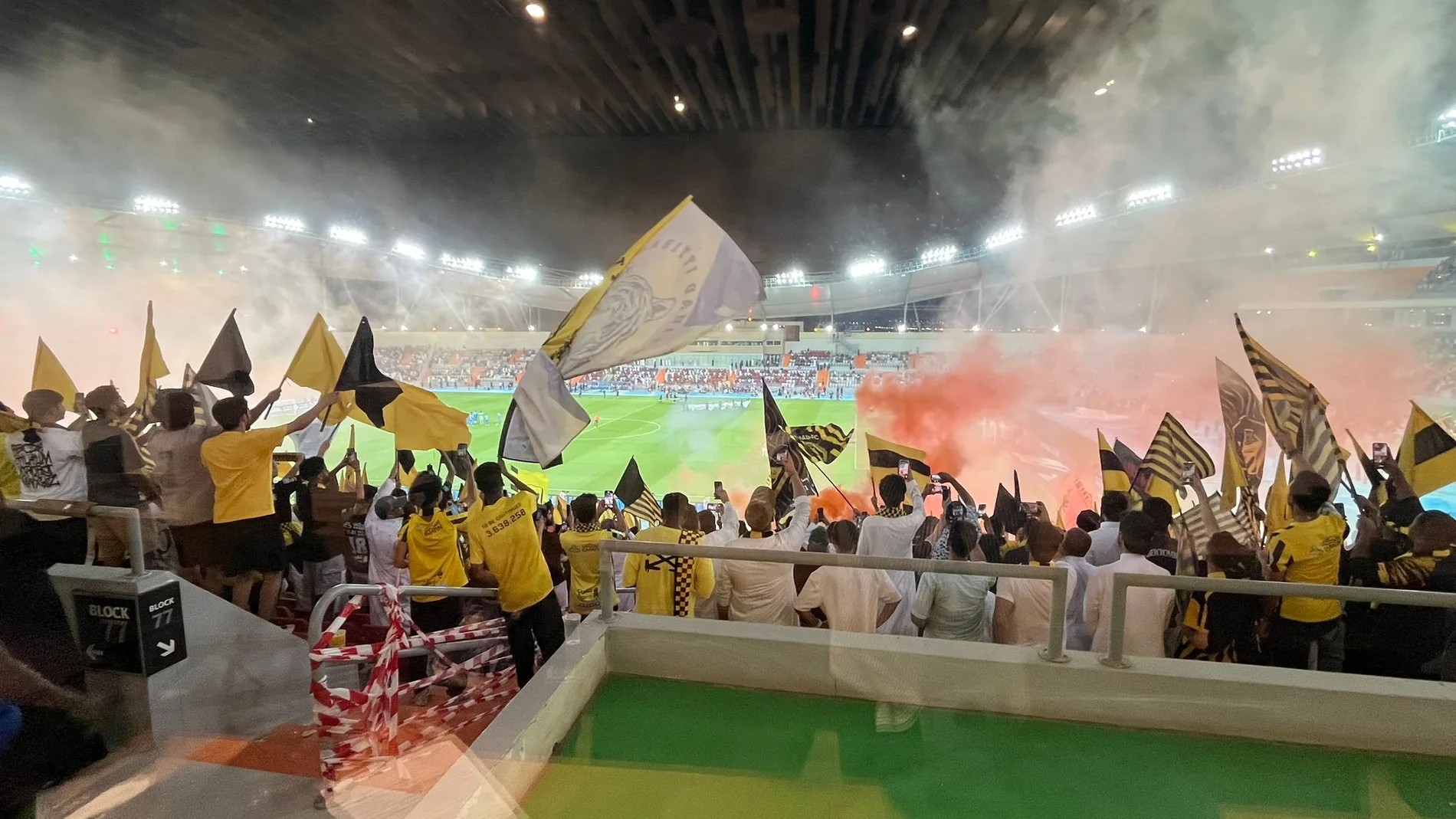 Los aficionados moviendo las banderas