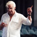 En «Maestro», un irreconocible Bradley Cooper da vida al mítico compositor Leonard Bernstein