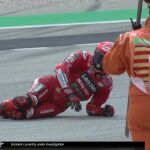 Bagnaia, en el suelo tras el golpe de la moto de Binder
